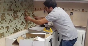 نحوه نصب کاشی بین کابینتی