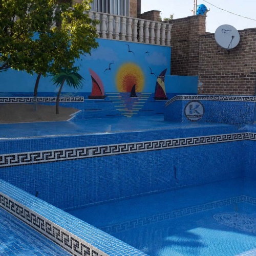 کاشی استخری شیشه ای ورساچه سفید و مشکی - زمرد گلس تایل Zomorod Glass Tile